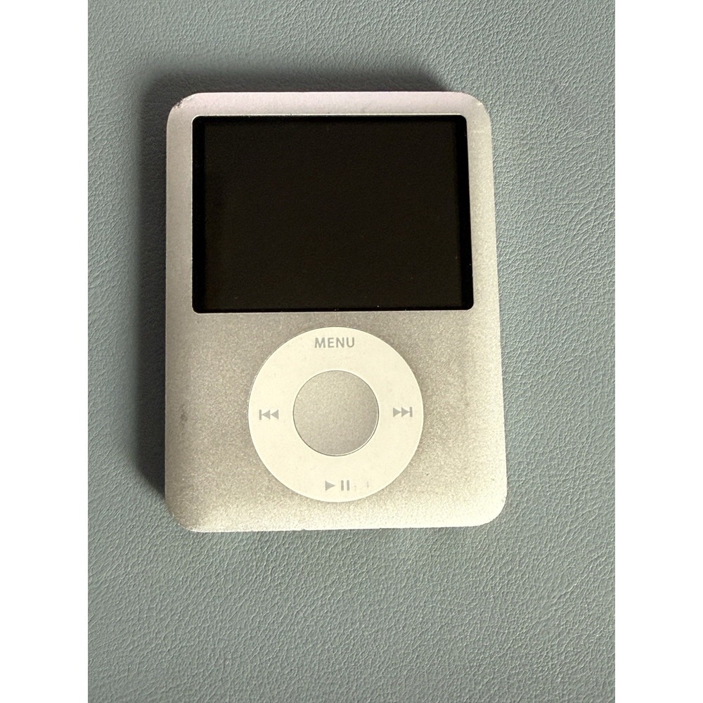 Apple iPod Nano 3rd Gen 4GB Silver A1236 Vintage MP3 Not Working